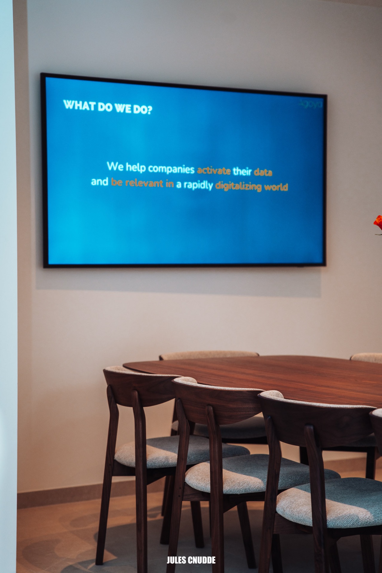 People discussing knowledge and documents in an office